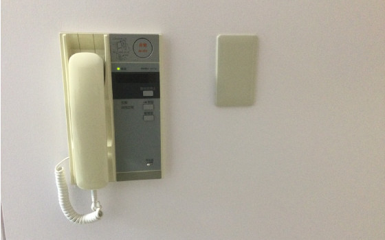 各部屋に連絡電話があります